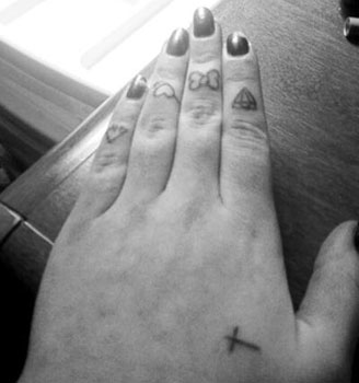 Piccoli tatuaggi sulla mano