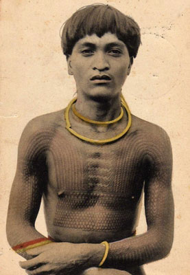 Uomo filippino con corpo tatuato