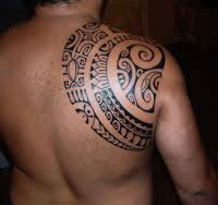 Tatuaggio Maori su spalla