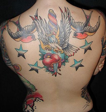 Tatuaggio old school sulla schiena
