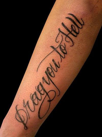 Tatuaggio scritta drag to hell