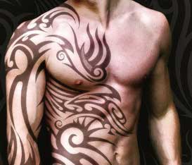 Corpo con tatuaggio tribale
