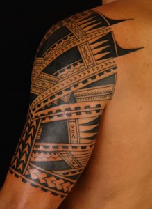 Braccio con tattoo polinesiano