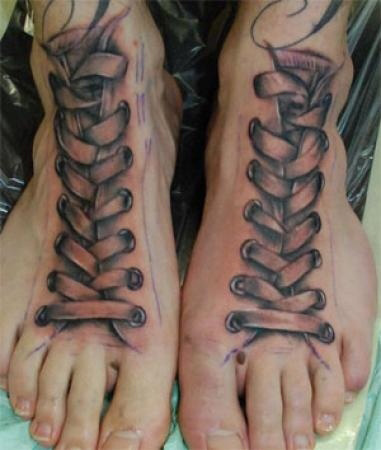 Tatuaggio su entrambi i piedi