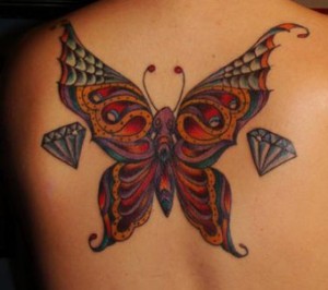 Tatuaggio di una farfalla sulla schiena