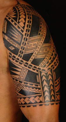 Tatuaggio polinesiano sul braccio