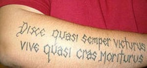 Tatuaggio con scritta su braccio