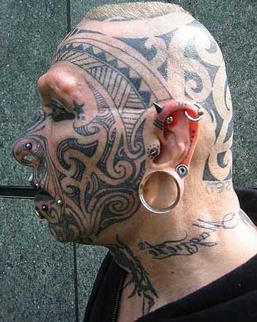 Tatuaggio tribale sulla faccia