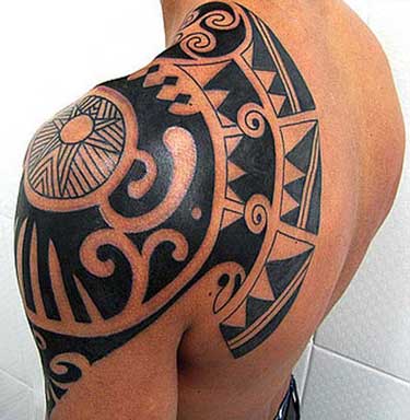 Tatuaggio tribale su spalla sinistra