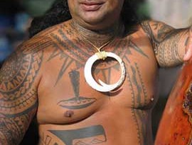 Uomo con tatuaggi hawaiani