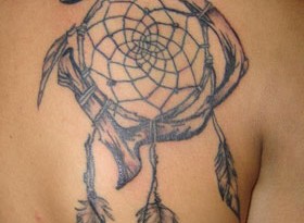 tatuaggio acchiappasogni sulla spalla