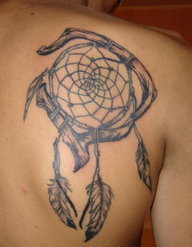 tatuaggio acchiappasogni sulla spalla