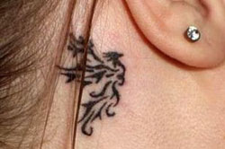 Tatuaggio dietro l'orecchio