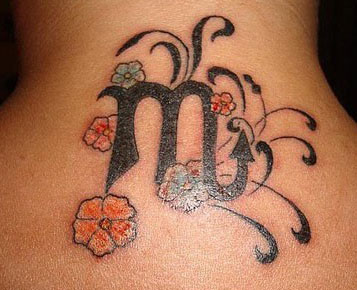 tatuaggio con lettera stilizzata