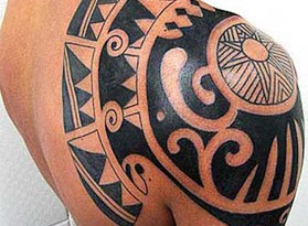 Tatuaggio maori sulla spalla