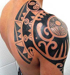 Tatuaggio maori sulla spalla