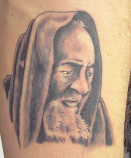 Tatuaggio religioso di Padre Pio