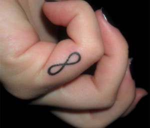 tatuaggio infinito sul dito