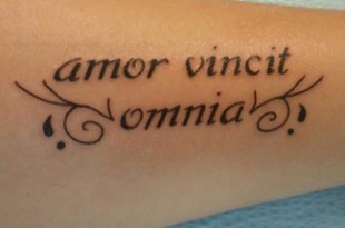 Tattoo amor vincit omnia
