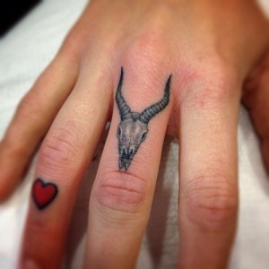tatuaggio al dito