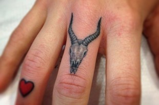 tatuaggio al dito
