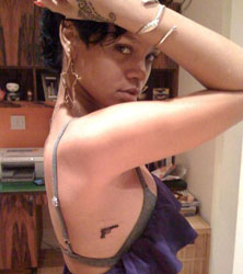 tatuaggio pistola Rihanna