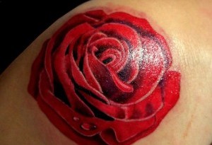 fiore tatuaggio dolore