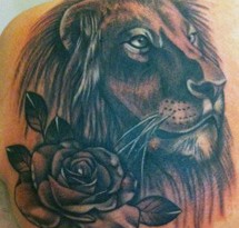 Tatuaggio leone sulla spalla