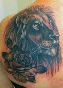 Tatuaggio leone sulla spalla
