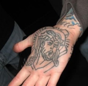 tatuaggio sul palmo della mano si può fare