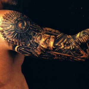 Tatuaggio biomeccanico sul braccio