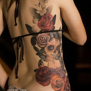 tatuaggio con rosa rossa