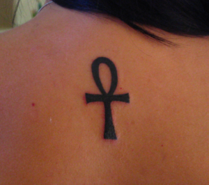 croce egizia tatuaggio