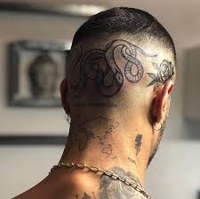 tatuaggio sotto i capelli