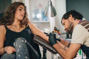 Licenza tatuatore: i costi