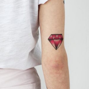 tatuarsi un rubino simboleggia forza, passione, nobiltà d'animo