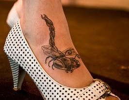 Tatuaggio sul collo del piede