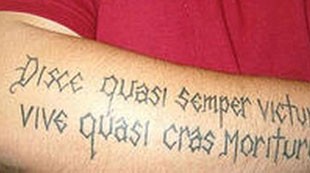 Tatuaggio con scritta su braccio