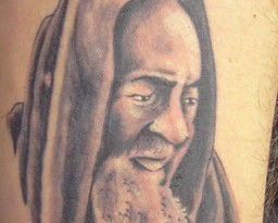 Tatuaggio religioso di Padre Pio
