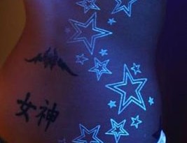 Tatuaggio uv fluorescente