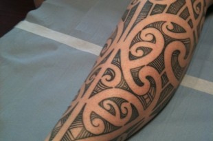 tatuaggio maori al polpaccio
