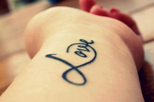Tatuaggio piccolo con scritte