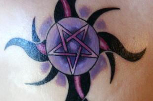 i simboli della strega nei tatuaggi