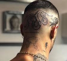 tatuaggio sotto i capelli